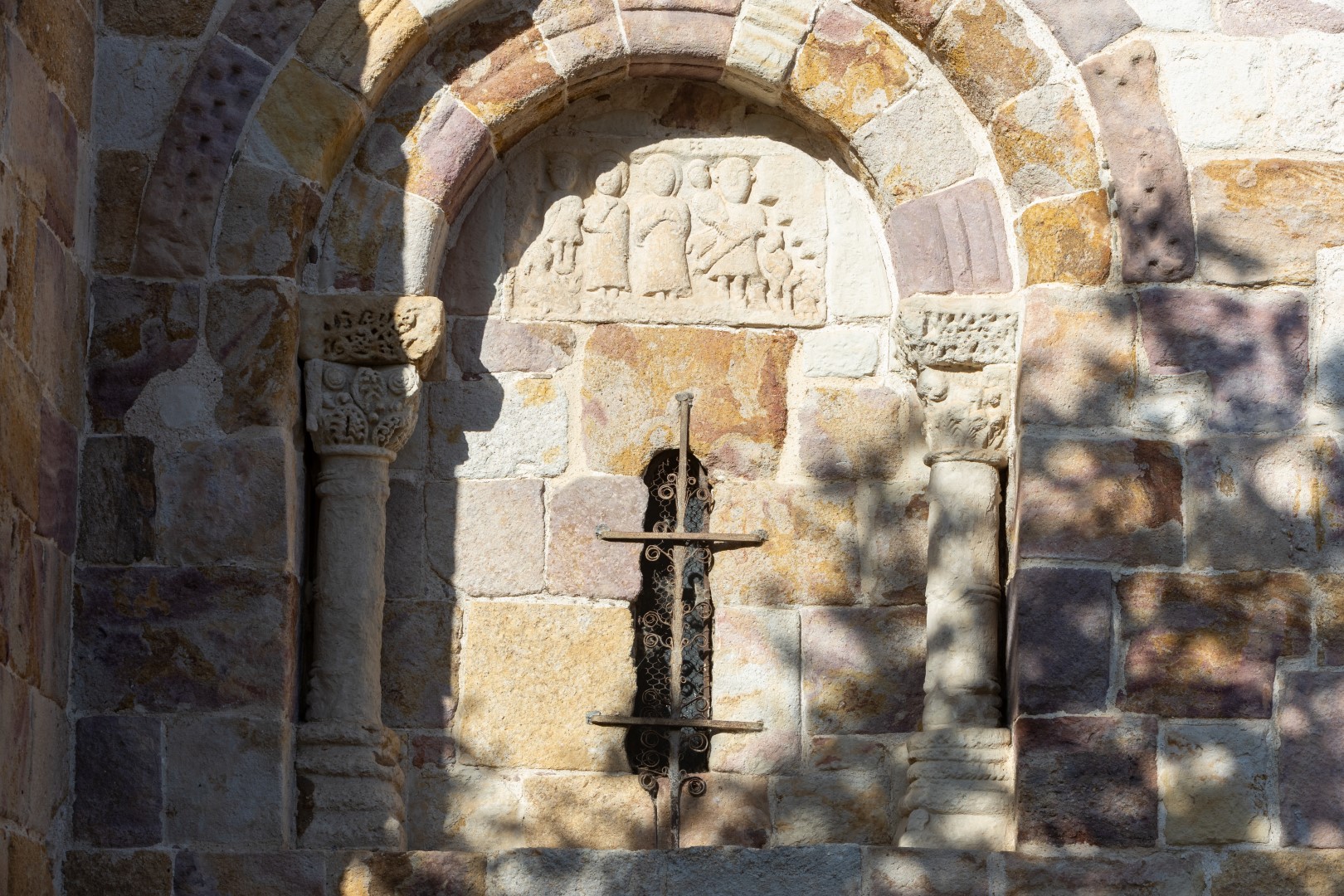 Ventana con arco de medio punto de la iglesia de San Cipriano, Zamora
