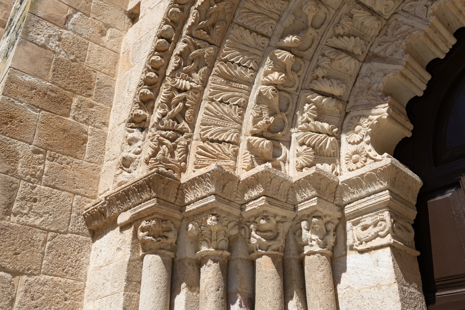 Detalles portada principal de la Iglesia de Santa María Magdalena, Zamora