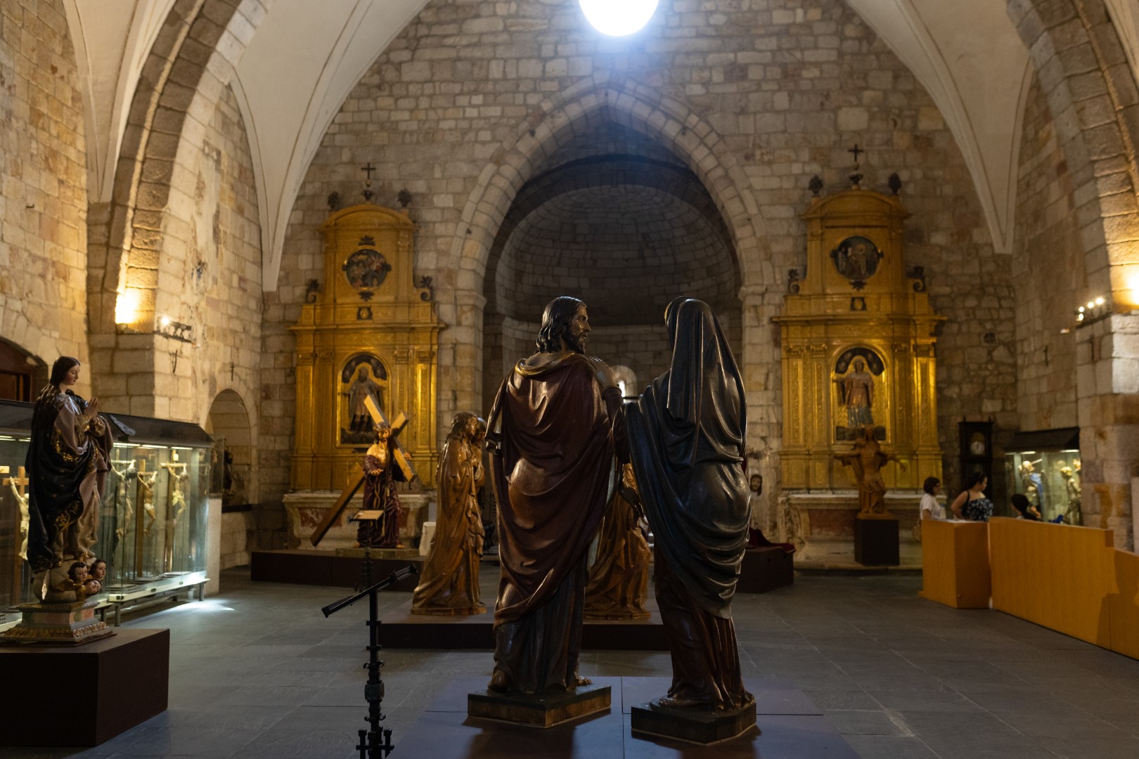 Jesús nazareno, la verónica y las tres marías y san juan expuestos en la iglesia de Santa María Zamora